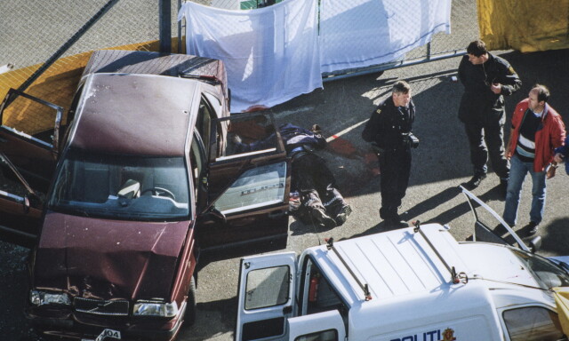 SKUDDENE HAR FALT: Den drepte gisseltakeren på bakken utenfor den kaprede Volvoen like etter at gisseldramaet på Torp flyplass er løst 29. september 1994. Foto: Arnt E. Folvik / Dagbladet SKUDDENE HAR FALT: Den drepte gisseltakeren på bakken utenfor den kaprede Volvoen like etter at gisseldramaet på Torp flyplass er løst 29. september 1994. Foto: Arnt E. Folvik / Dagbladet
